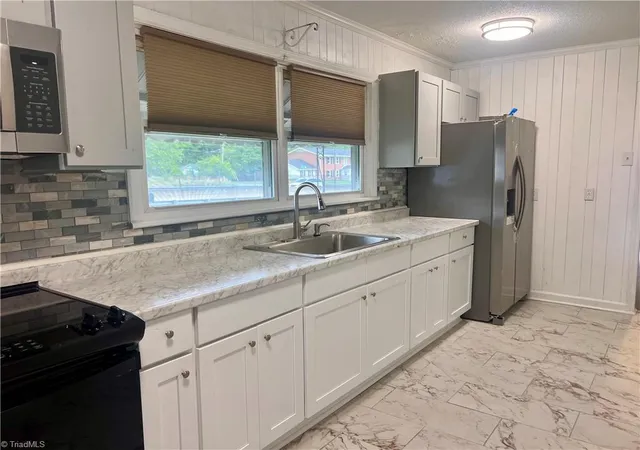 Photo 3 of Single family home for sale at 1521 N Ohenry Blvd, Greensboro, NC 27405 | MLS# 1227136 | Listing updated on 2026-09-02