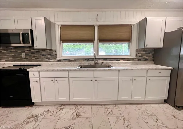 Photo 4 of Single family home for sale at 1521 N Ohenry Blvd, Greensboro, NC 27405 | MLS# 1227136 | Listing updated on 2026-09-02