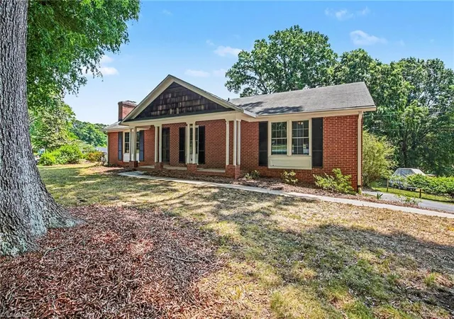 Homes for sale in Winston Salem, NC | 671 Dover Dr, Winston Salem, NC 27104 | MLS# 1222208