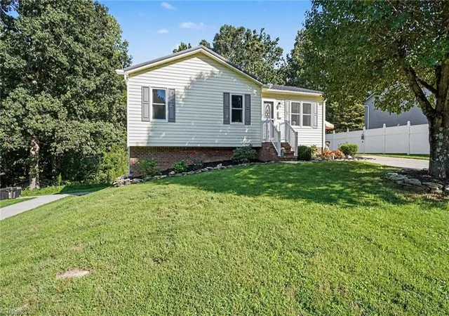 Photo 2 of Single family home for sale at 162 Oak Ridge Pl, Mount Airy, NC 27030 | MLS# 1233466 | Listing updated on 2026-09-13