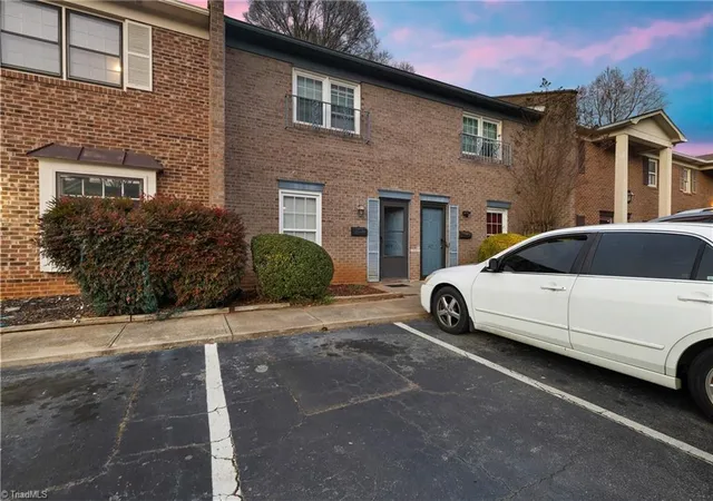 2nd image of 2810 Carriage Dr, Winston-Salem, NC 27106