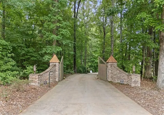 Photo 2 of Mansion for sale at 636 Lee Rd, Thomasville, NC 27360 | MLS# 1226056 | Listing updated on 2026-07-03