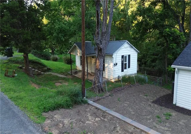 Photo 1 of Single family home for sale at 129 Old Linville Rd, Kernersville, NC 27284 | MLS# 1233930 | Listing updated on 2026-08-29