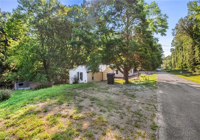 Photo 3 of Single family home for sale at 129 Old Linville Rd, Kernersville, NC 27284 | MLS# 1233930 | Listing updated on 2026-08-29