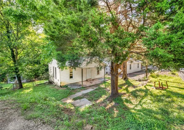 Photo 3 of Single family home for sale at 129 Old Linville Rd, Kernersville, NC 27284 | MLS# 1233930 | Listing updated on 2026-08-29