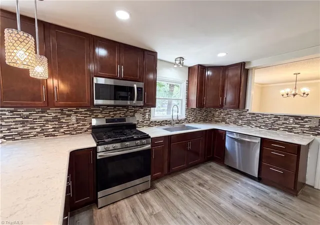 Photo 2 of Single family home for sale at 800 Edinburgh Dr, Jamestown, NC 27282 | MLS# 1228491 | Listing updated on 2026-09-18