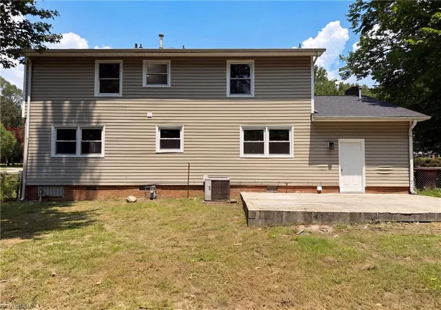 Photo 4 of Single family home for sale at 800 Edinburgh Dr, Jamestown, NC 27282 | MLS# 1228491 | Listing updated on 2026-09-19