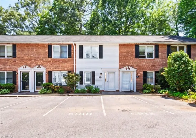 Photo 3 of Single family home for sale at 5910 King Charles Ct, Clemmons, NC 27012 | MLS# 1220483 | Listing updated on 2026-09-14