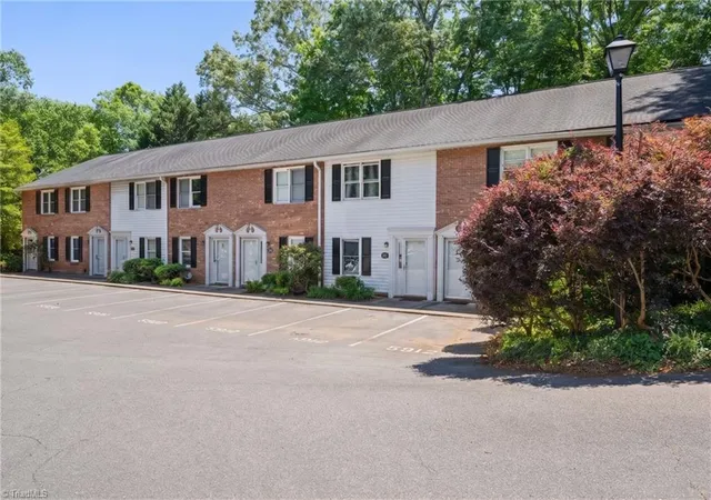Photo 3 of Single family home for sale at 5910 King Charles Ct, Clemmons, NC 27012 | MLS# 1220483 | Listing updated on 2026-09-14