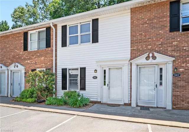 Photo 4 of Single family home for sale at 5910 King Charles Ct, Clemmons, NC 27012 | MLS# 1220483 | Listing updated on 2026-09-14