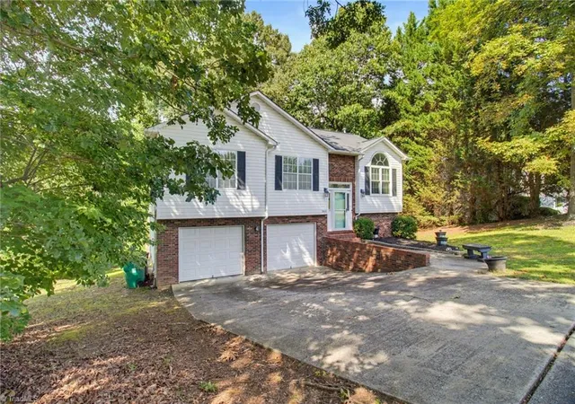 2nd image of 3913 Landover Dr, High Point, NC 27265 | MLS# 1231439