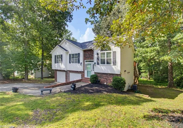 Photo 3 of Single family home for sale at 3913 Landover Dr, High Point, NC 27265 | MLS# 1231439 | Listing updated on 2026-08-20