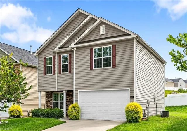 Photo 3 of Single family home for sale at 4911 Black Forest Dr, Greensboro, NC 27405 | MLS# 1233532 | Listing updated on 2026-08-29