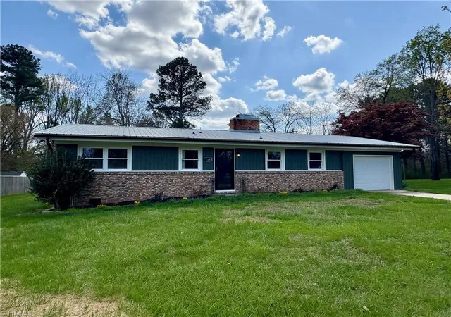 Photo 1 of Single family home for sale at 118 Lakeview Cir, Thomasville, NC 27360 | MLS# 1229411 | Listing updated on 2026-09-02