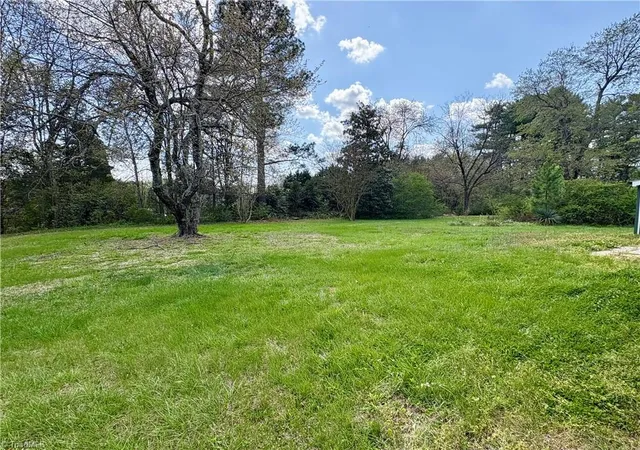 Photo 3 of Single family home for sale at 118 Lakeview Cir, Thomasville, NC 27360 | MLS# 1229411 | Listing updated on 2026-09-02