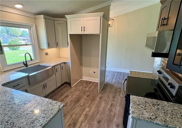 Photo 3 of Single family home for sale at 118 Lakeview Cir, Thomasville, NC 27360 | MLS# 1229411 | Listing updated on 2026-09-02