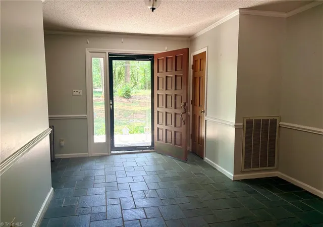 Photo 3 of Sale Pending at 6907 Ridge Hvn Rd, Greensboro, NC 27410 | MLS# 1226897 | Listing updated on 2026-09-10