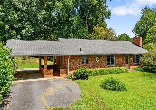 Photo 2 of Single family home for sale at 4009 Alonzo Dr, Winston Salem, NC 27104 | MLS# 1233990 | Listing updated on 2026-09-16