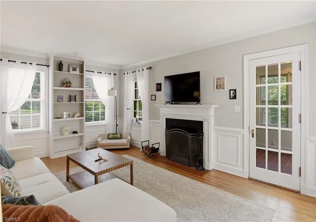 Photo 4 of Single family home for sale at 2209 W Friendly Ave, Greensboro, NC 27403 | MLS# 1227381 | Listing updated on 2026-09-13
