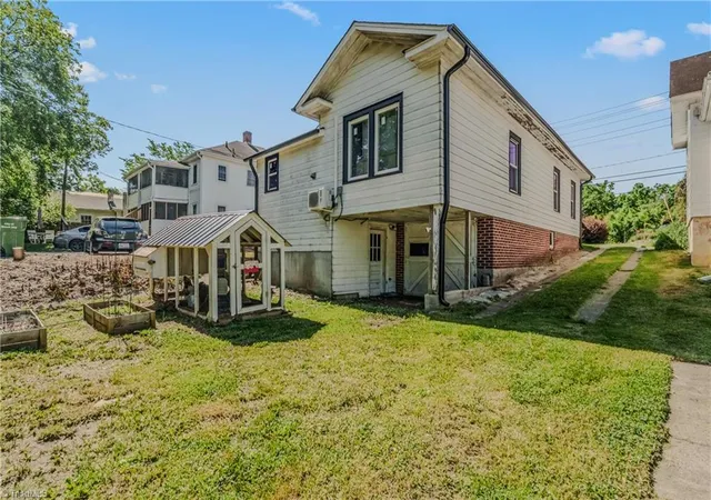 Homes for sale in Mount Airy, NC | 130 W Elm St, Mount Airy, NC 27030 | MLS# 1222071
