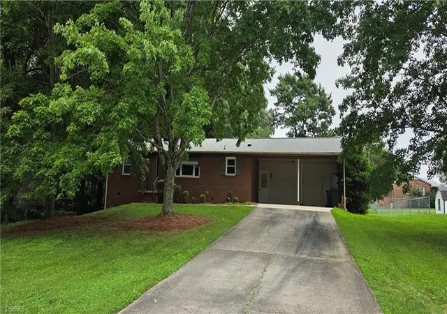 Photo 1 of Single family home for sale at 435 Lakecrest Dr, Kernersville, NC 27284 | MLS# 1231733 | Listing updated on 2026-09-10