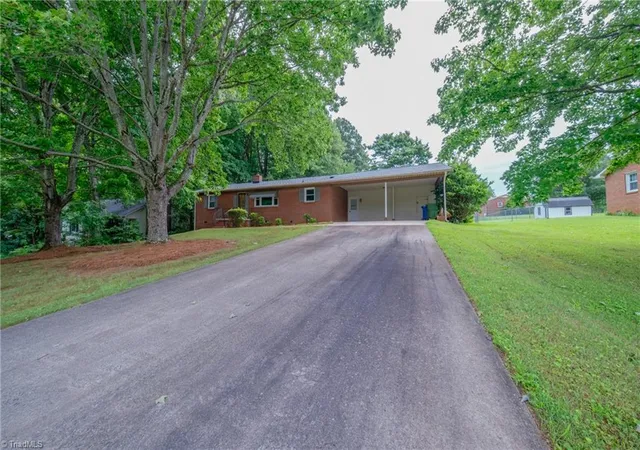 Photo 2 of Single family home for sale at 435 Lakecrest Dr, Kernersville, NC 27284 | MLS# 1231733 | Listing updated on 2026-09-10