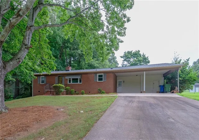 Photo 3 of Single family home for sale at 435 Lakecrest Dr, Kernersville, NC 27284 | MLS# 1231733 | Listing updated on 2026-09-10