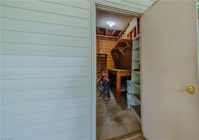 Photo 3 of Single family home for sale at 435 Lakecrest Dr, Kernersville, NC 27284 | MLS# 1231733 | Listing updated on 2026-09-10