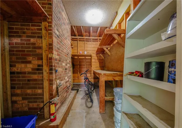 Photo 4 of Single family home for sale at 435 Lakecrest Dr, Kernersville, NC 27284 | MLS# 1231733 | Listing updated on 2026-09-10
