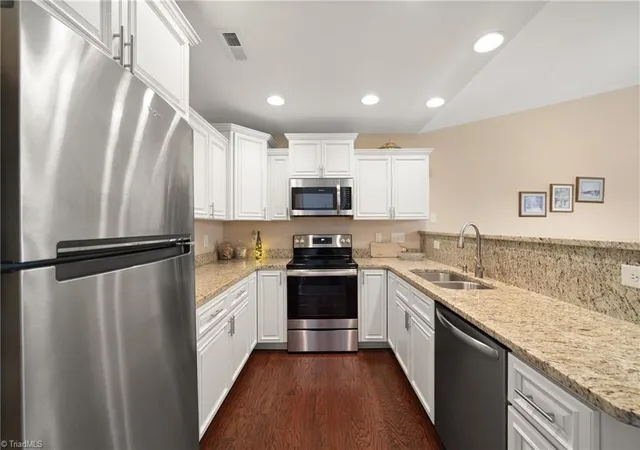 Photo 4 of Single family home for sale at 204 Oak Ridge Dr, High Point, NC 27263 | MLS# 1226839 | Listing updated on 2026-09-15
