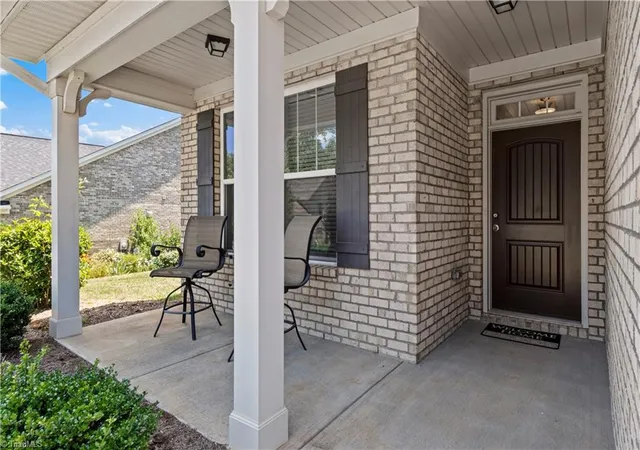 Photo 4 of Sale Pending at 6142 Barrington Oaks Dr, Clemmons, NC 27012 | MLS# 1227612 | Listing updated on 2026-08-12