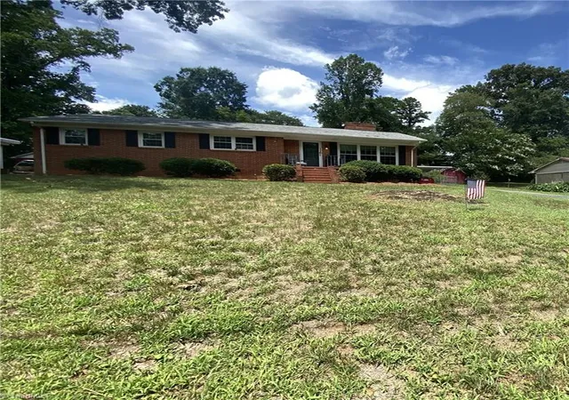 Photo 3 of Single family home for sale at 1112 Green St, Reidsville, NC 27320 | MLS# 1228735 | Listing updated on 2026-09-13
