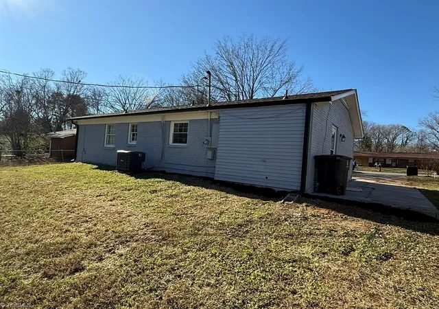 Photo 3 of Single family home for sale at 315 Creekway Ct, Winston Salem, NC 27104 | MLS# 1204820 | Listing updated on 2026-08-11
