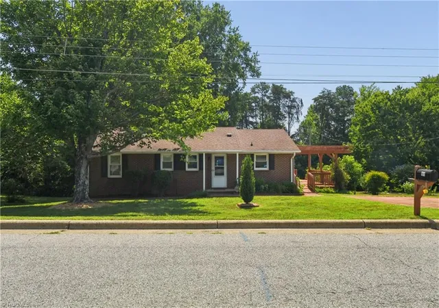 Photo 2 of Single family home for sale at 1011 Duggins St, Kernersville, NC 27284 | MLS# 1227209 | Listing updated on 2026-09-15