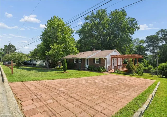 Photo 3 of Single family home for sale at 1011 Duggins St, Kernersville, NC 27284 | MLS# 1227209 | Listing updated on 2026-09-15