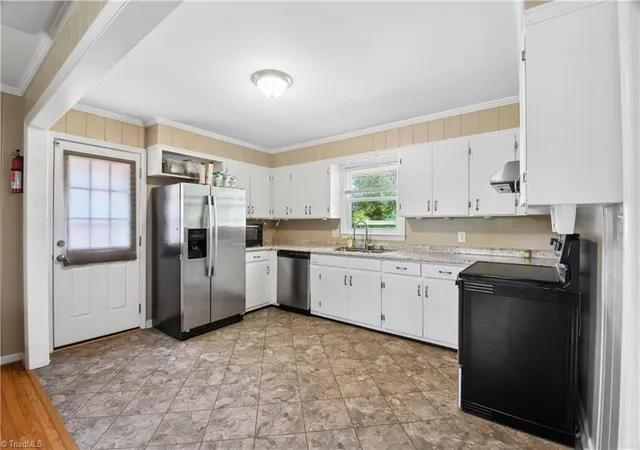 Photo 4 of Single family home for sale at 1011 Duggins St, Kernersville, NC 27284 | MLS# 1227209 | Listing updated on 2026-09-15