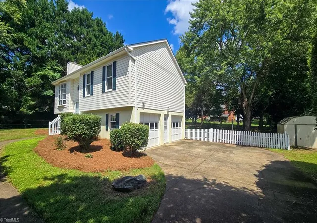 Photo 3 of Sale Pending at 3581 Robinwest Dr, Pfafftown, NC 27040 | MLS# 1230438 | Listing updated on 2026-09-14