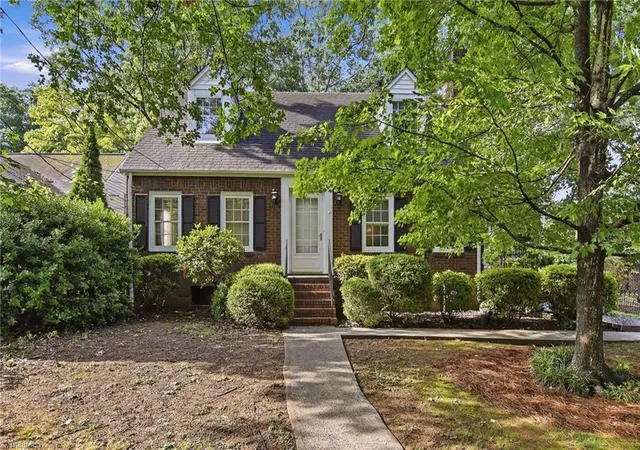 Homes for sale in Winston Salem, NC | 2420 Fairway Dr, Winston Salem, NC 27103 | MLS# 1226719