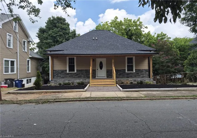 Photo 2 of Single family home for sale at 621 Mulberry St, Winston Salem, NC 27101 | MLS# 1227937 | Listing updated on 2026-10-10