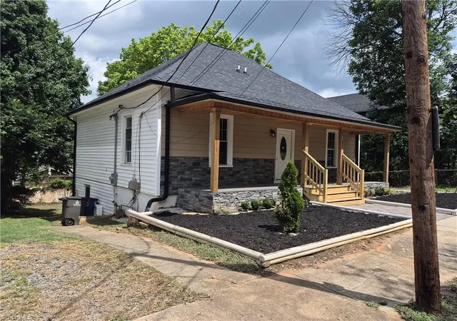 Photo 2 of Single family home for sale at 621 Mulberry St, Winston Salem, NC 27101 | MLS# 1227937 | Listing updated on 2026-10-10