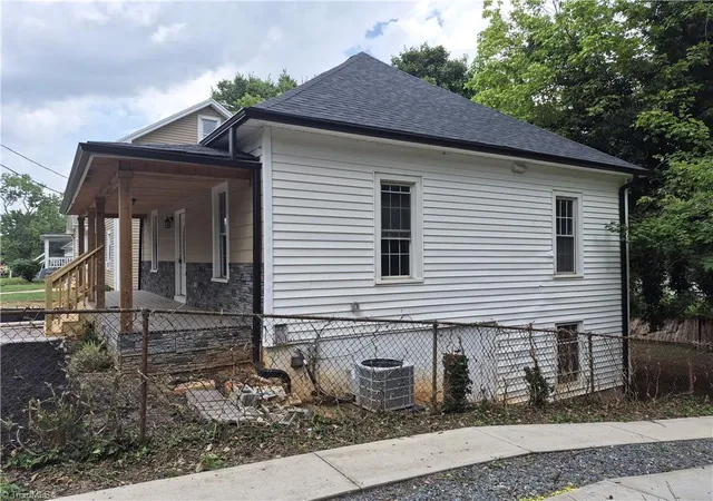 Photo 3 of Single family home for sale at 621 Mulberry St, Winston Salem, NC 27101 | MLS# 1227937 | Listing updated on 2026-10-10