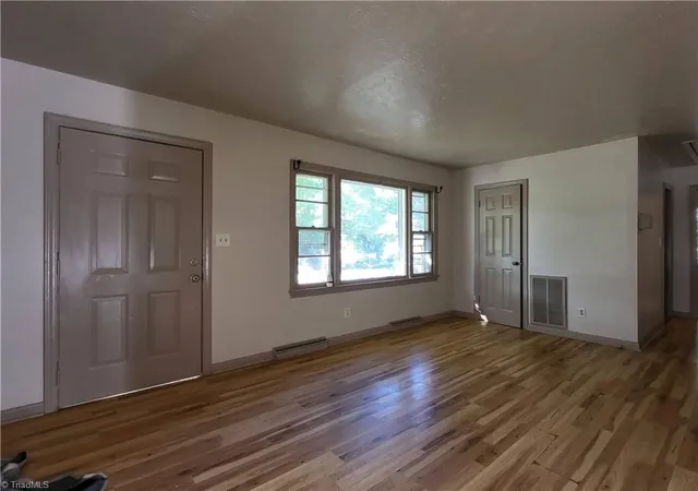 Photo 3 of Sale Pending at 725 Cliffside Ave, High Point, NC 27260 | MLS# 1230017 | Listing updated on 2026-09-15