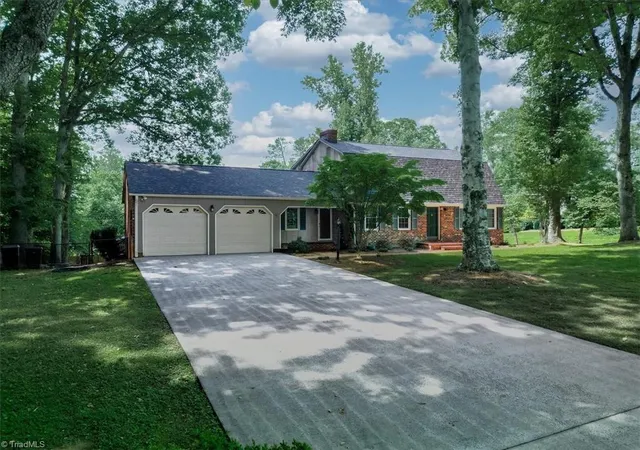 Homes for sale in Elkin, NC | 223 Knollwood Dr, Elkin, NC 28621 | MLS# 1225617