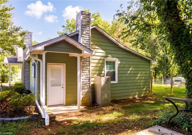 Photo 4 of Sale Pending at 2707 Nelson Farm Rd, Greensboro, NC 27406 | MLS# 1233433 | Listing updated on 2026-09-17