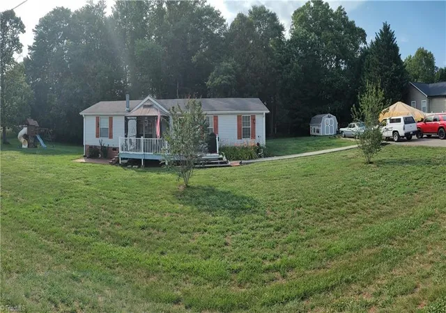 Homes for sale in King, NC | 1090 Chestnut Grove Rd, King, NC 27021 | MLS# 1224003