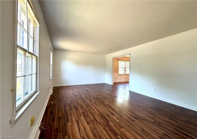 3rd image of 404 Irving Park Ct, Kernersville, NC 27284 | MLS# 1220393