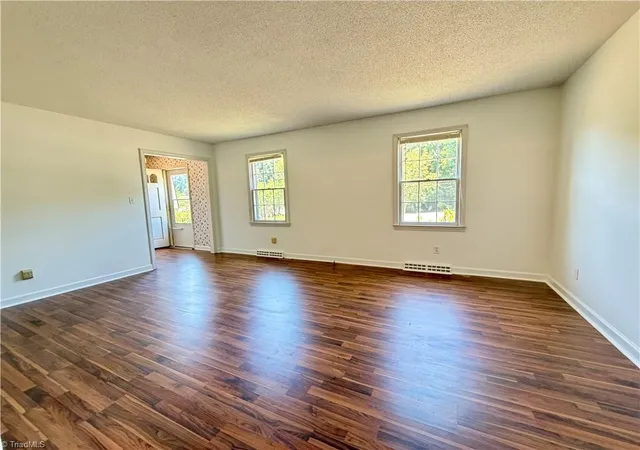 4th image of 404 Irving Park Ct, Kernersville, NC 27284 | MLS# 1220393