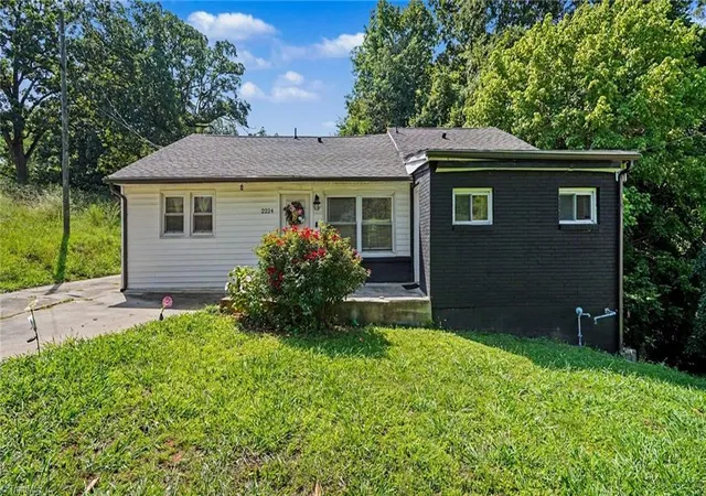 Photo 2 of Single family home for sale at 2224 Greensboro St Ext, Lexington, NC 27295 | MLS# 1226585 | Listing updated on 2026-08-18