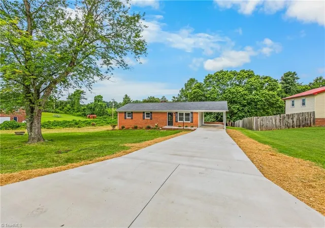 Photo 2 of Sale Pending at 220 Kerner Knls Dr, Kernersville, NC 27284 | MLS# 1228502 | Listing updated on 2026-09-09