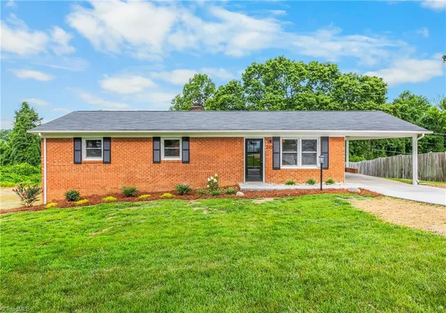 Photo 3 of Sale Pending at 220 Kerner Knls Dr, Kernersville, NC 27284 | MLS# 1228502 | Listing updated on 2026-09-09